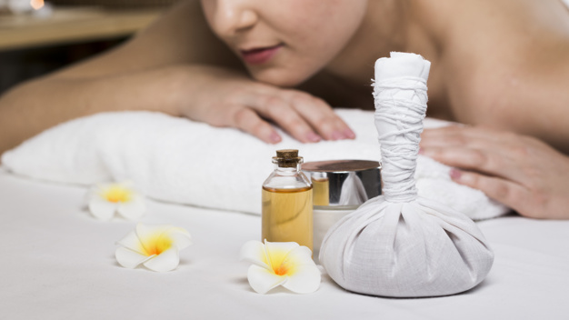 mujer aceita amenities
