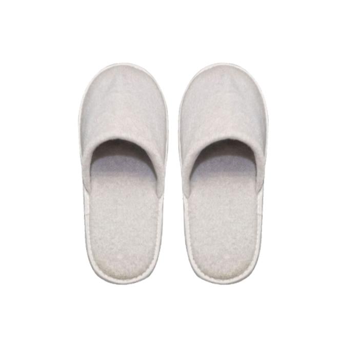 PAR DE ZAPATILLAS DE RIZO CERRADAS BLANCAS CON SUELA